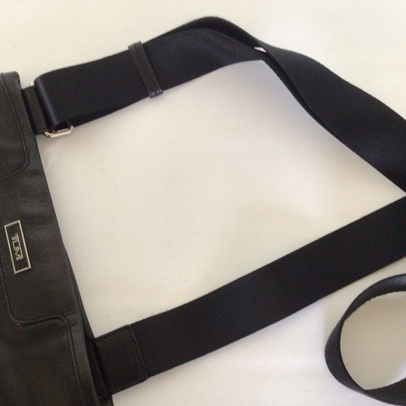 TUMI BLACK LEATHER VOYAGEUR CROSSBODY BAG - Picture 9 of 17
